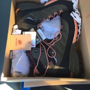 Mammut womens leather and gore-tex brand new hiking boots size 9